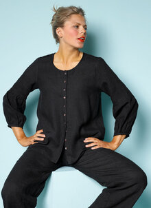 Svart linneblus med smock och puffärm. K&US unik design