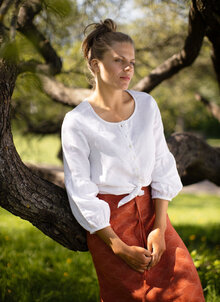 Vit linneblus med smock och puffärm. K&US unik design