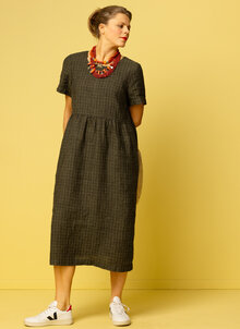 Grönrutig, grön, rutig linneklänning. Rymlig, vid klänning i linne. Kort ärm, fickor, sommarklänning. K&US linnekläder dam
