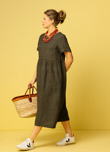 Grönrutig, grön, rutig linneklänning. Rymlig, vid klänning i linne. Kort ärm, fickor, sommarklänning. K&US linnekläder dam
