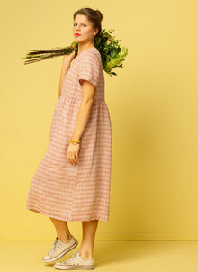 Rödrutig, röd, rutig linneklänning. Ledig, vid klänning i linne. Rymlig, kort ärm, fickor, lantlig stil. K&US linnekläder dam