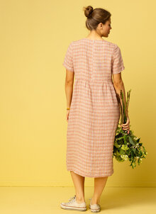 Rödrutig, röd, rutig linneklänning. Ledig, vid klänning i linne. Rymlig, kort ärm, fickor, lantlig stil. K&US linnekläder dam