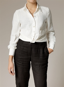 vit, offwhite damskjorta, linneskjorta dam. Insvängd blus med slag och lång ärm. Pärlemorknappar fram. Liten ficka på ena sidan. K&US, kandus unik svensk design