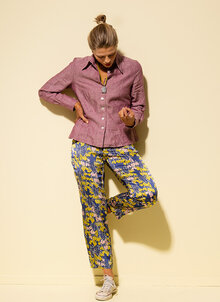 Rosa linneskjorta, blå och gulmönstrade smala glansiga byxor. K&US unik design
