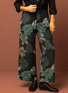 Svart och grön mönstrad byxa. Vid, kortare culotte byxa, resår, fickor. Kandus unik stil