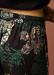 Svart och grön mönstrad byxa. Vid, kortare culotte byxa, resår, fickor. Kandus unik stil