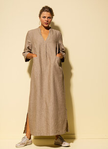 Beige, oliv lång kaftan i linne. V-ringad, trekvartsärm, fickor. K&US svensk design