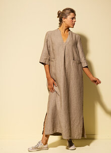 Beige, oliv lång kaftan i linne. V-ringad, trekvartsärm, fickor. K&US svensk design