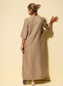 Beige, oliv lång linnekaftan. V-ringad, trekvartsärm, fickor. K&US Swedish design