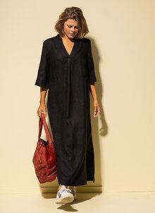 Svart lång linnekaftan. V-ringad, trekvartsärm, fickor. K&US Swedish design