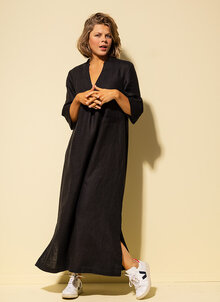 Svart lång kaftan i linne. V-ringad, trekvartsärm, fickor. K&US svensk design