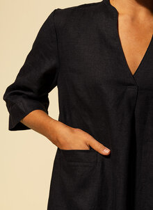 Svart lång kaftan i linne. V-ringad, trekvartsärm, fickor. K&US svensk design
