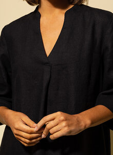 Svart lång kaftan i linne. V-ringad, trekvartsärm, fickor. K&US svensk design
