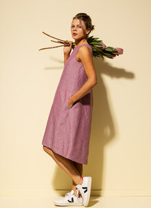 Rosa lång linneklänning. Ärmlös, ledig, utställd form. Fickor. K&US unik svensk design