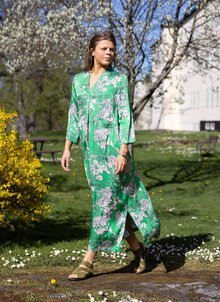 Grön V-ringad lång klänning, kaftan, maxiklänning. K&US Kandus bohemiska damkläder