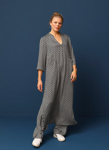 Lång mönstrad kaftan, viskosklänning. V-ringad, rymlig, trekvartsärm. K&US