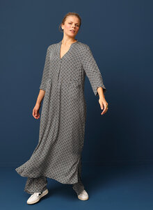 Lång mönstrad kaftan, viskosklänning. V-ringad, rymlig, trekvartsärm. K&US