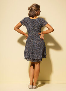 Smickrande klänning med kort ärm och dubbelt tyg. Blå småblommig. K&US tidlös design