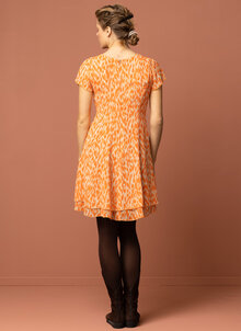 Orange fläck mönstrad klänning i viskos. Festklänning, kort ärm, dubbla lager tyg, smickrar figuren. K&US unik stil