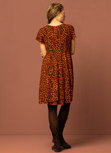 Orange leopardmönstrad klänning i viskos. Festklänning, kort ärm, dubbla lager tyg, smickrar figuren. K&US unik stil