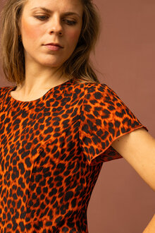 Orange leopardmönstrad klänning i viskos. Festklänning, kort ärm, dubbla lager tyg, smickrar figuren. K&US unik stil