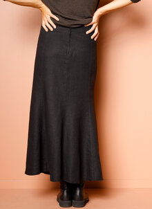 Svart linnekjol, klockad lång kjol i linne. K&US tidlös design.