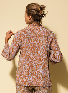 Mönstrad oversize blus i mjuk viskos. Trekvartsärm, knappar, fickor. K&US unik stil