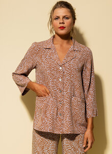 Mönstrad oversize blus i mjuk viskos. Trekvartsärm, knappar, fickor. K&US unik stil