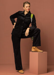 Svart manchesterjacka i workwear stil. Svarta manchesterbyxor dam K&US Kandus svensk design