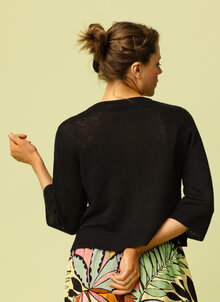 Svart kort linnekofta, kofta eller bolero. Trekvartsärm, rundhalsad. K&US Kandus design