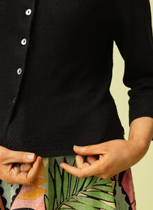 Svart kort linnekofta, kofta eller bolero. Trekvartsärm, rundhalsad. K&US Kandus design