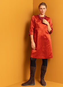 Orange, röd glansig festklänning. Knälång klänning med ärm. K&US Kandus unik svensk design