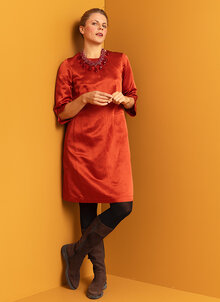 Orange, röd glansig festklänning. Knälång klänning med ärm. K&US Kandus unik svensk design