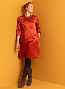 Orange, röd glansig festklänning. Knälång klänning med ärm. K&US Kandus unik svensk design