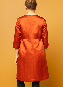 Orange, röd glansig festklänning. Knälång klänning med ärm. K&US Kandus unik svensk design