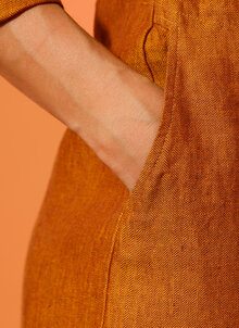 Linneklänning fiskbensvävd ockra orange. Klänning i linne med fickor. K&US Kandus