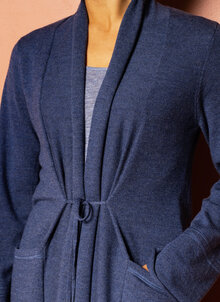 Blå lång ullkofta med knytband och fickor. K&US tidlös design