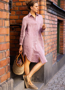 Flora-lang-linneskjorta-rosa-ute-1.jpg