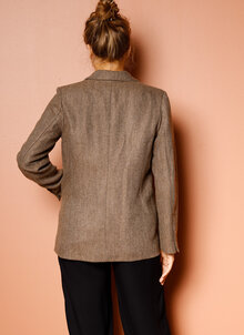 Beige, brun klassisk fiskbensmönstrad oversize kavaj i lin och ull. Kandus, K&US