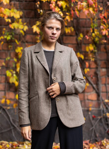 Beige, brun klassisk fiskbensmönstrad oversize kavaj i lin och ull. Kandus, K&US