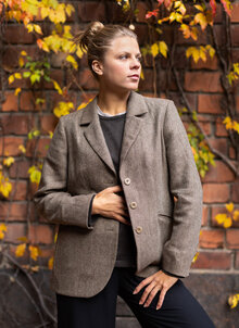 Beige, brun klassisk fiskbensmönstrad oversize kavaj i lin och ull. Kandus, K&US