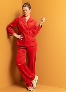 Röd manchesterkostym, dubbelknäppt kavaj, byxor manchester. K&US damkläder Södermalm