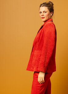 Röd manchesterkavaj, dubbelknäppt kavaj manchester. K&US damkläder Södermalm, Stockholm