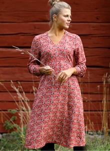 V-ringad klänning i ekologisk viskos, röd mönstrad klänning med lång ärm. K&US