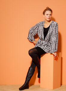 Batikmönstrad kimono i svart och vitt. Knytband, fickor. K&US Kandus unik design