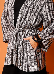 Batikmönstrad kimono i svart och vitt. Knytband, fickor. K&US Kandus unik design