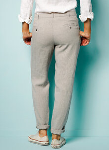 Naturfärgad linnebyxa i chinos modell. Avsmalnande ben, fickor och gylf. Kandus tidlös design.