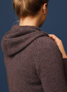 Lila, grå stickad hoody i ull, kofta i jakull. K&US unik, tidlös design