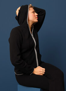 Svart stickad hoody i ull med grå detaljer. Svarta stickade ullbyxor. K&US casual