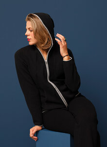 Svart stickad hoody i ull med grå detaljer. Svarta stickade ullbyxor. K&US casual